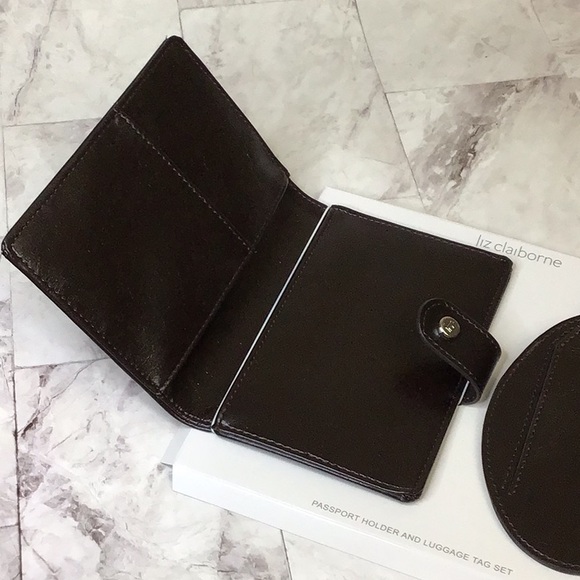 Liz Clairborne passport holder and luggage tag set - Picture 2 of 3